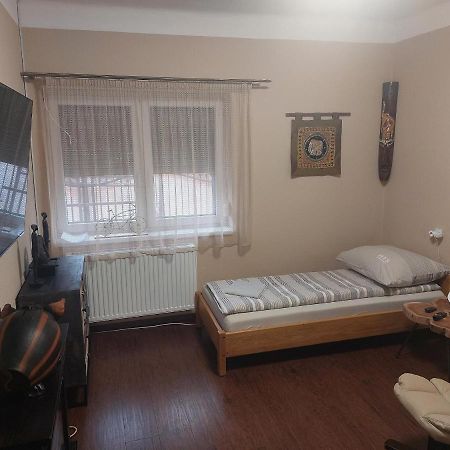 Feher Galamb Apartman 贾尔 外观 照片