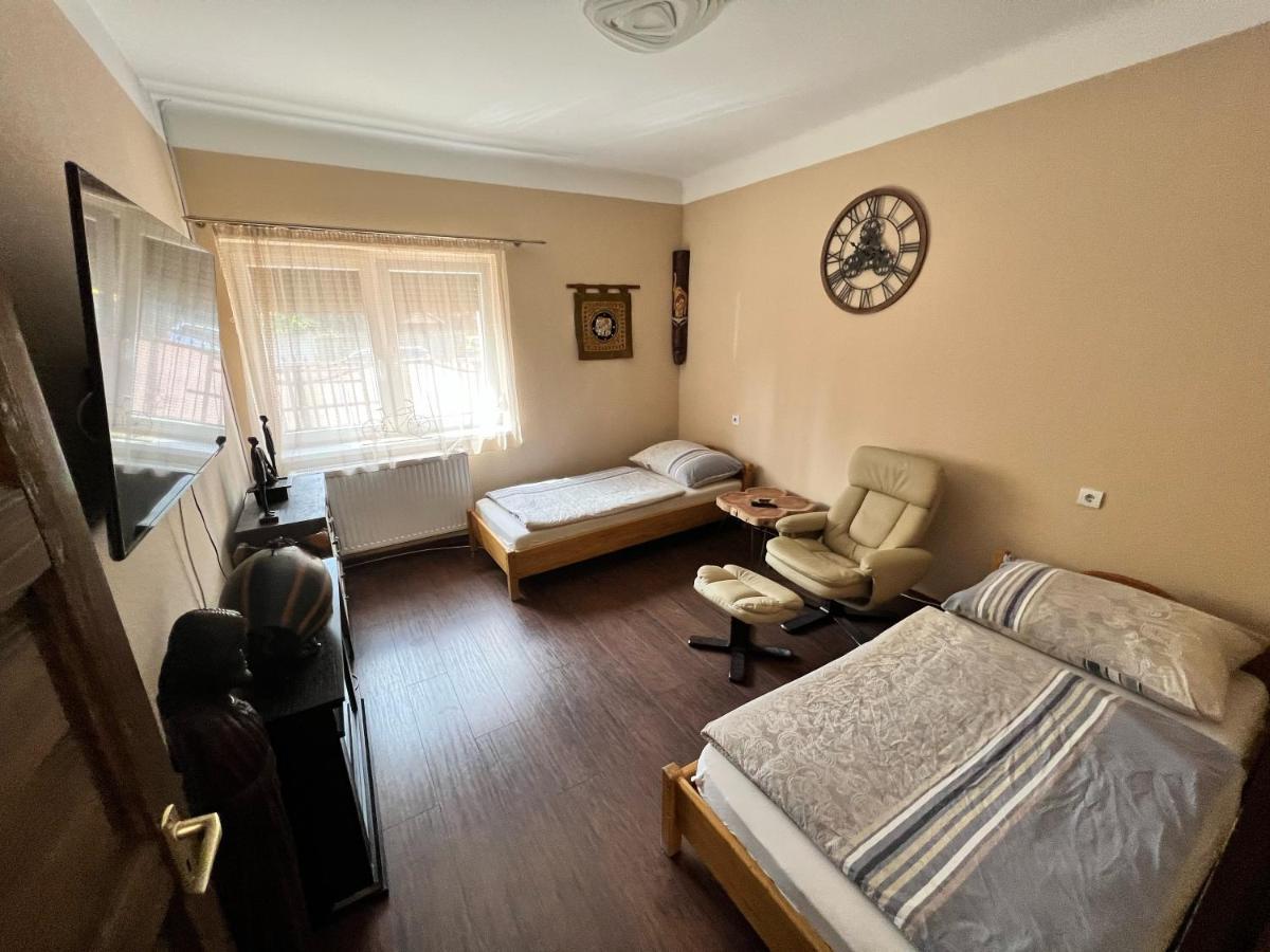 Feher Galamb Apartman 贾尔 外观 照片